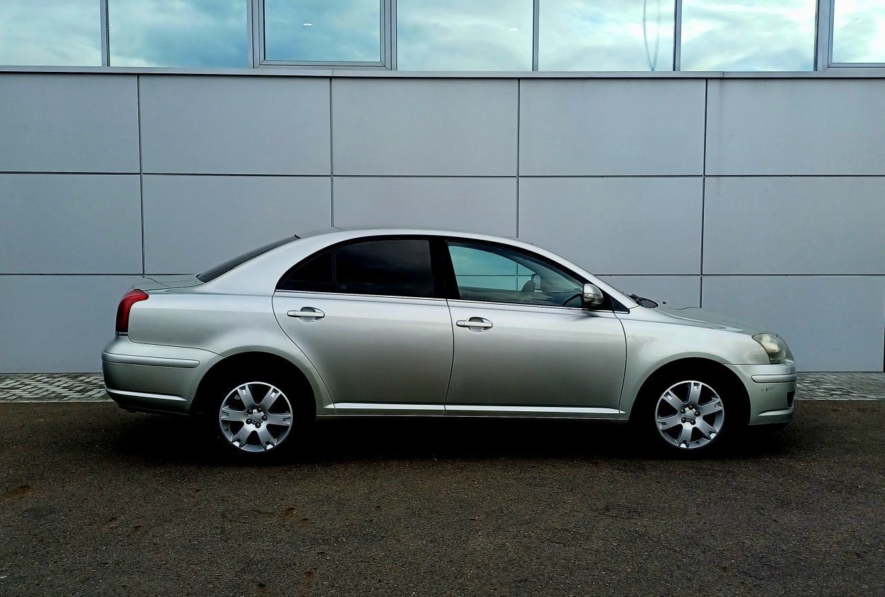 Toyota Avensis — фото 4