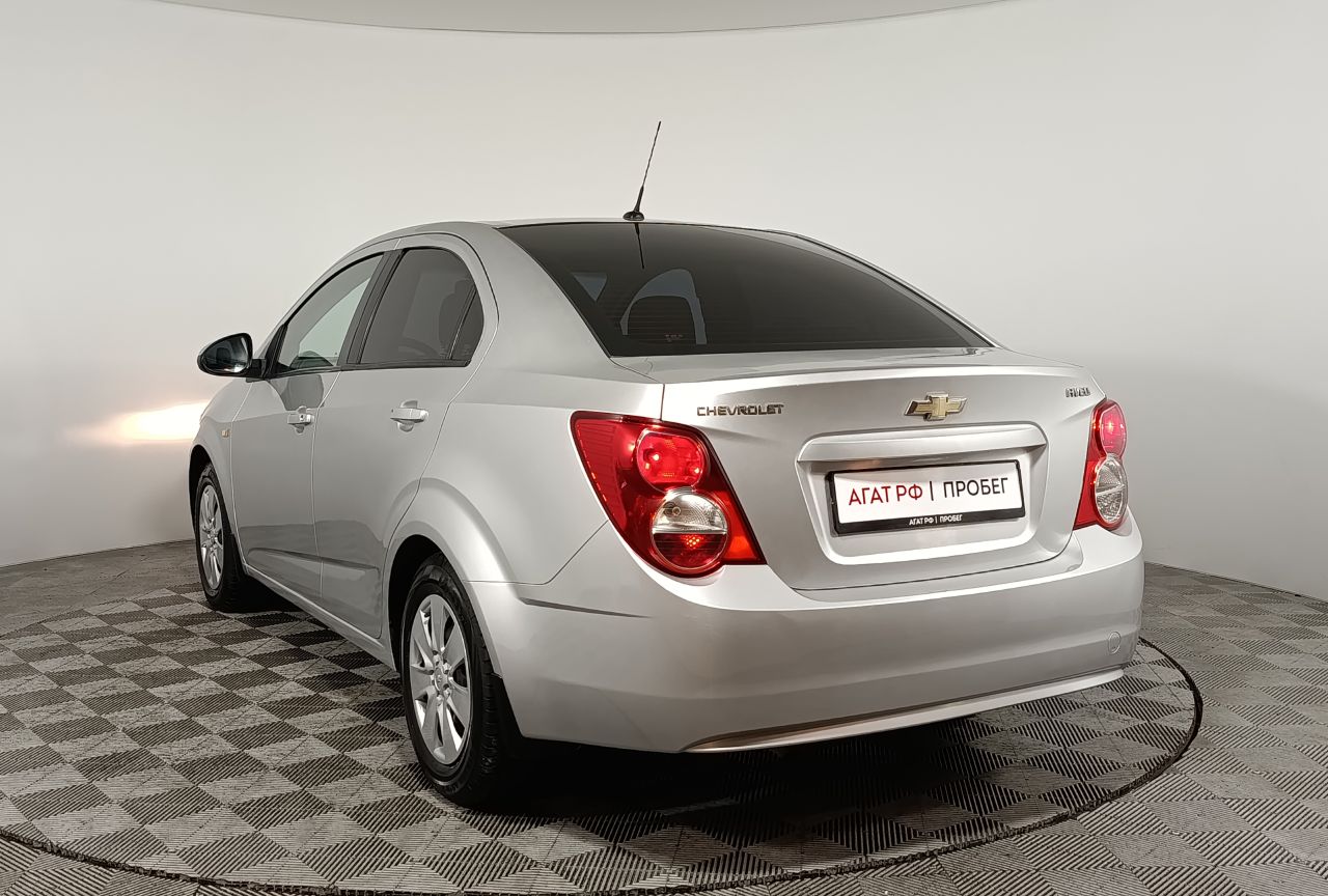 Chevrolet Aveo Sedan — фото 5