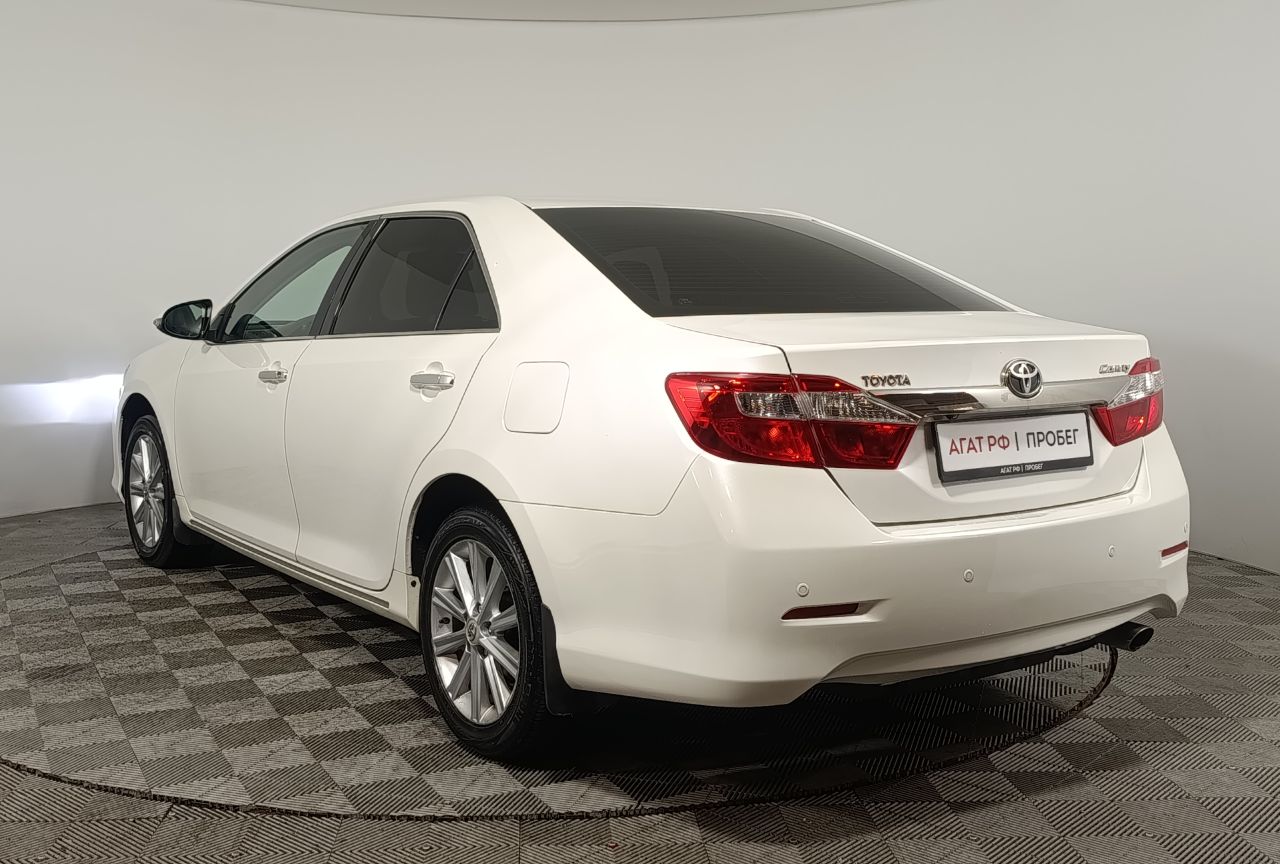 Toyota Camry — фото 5