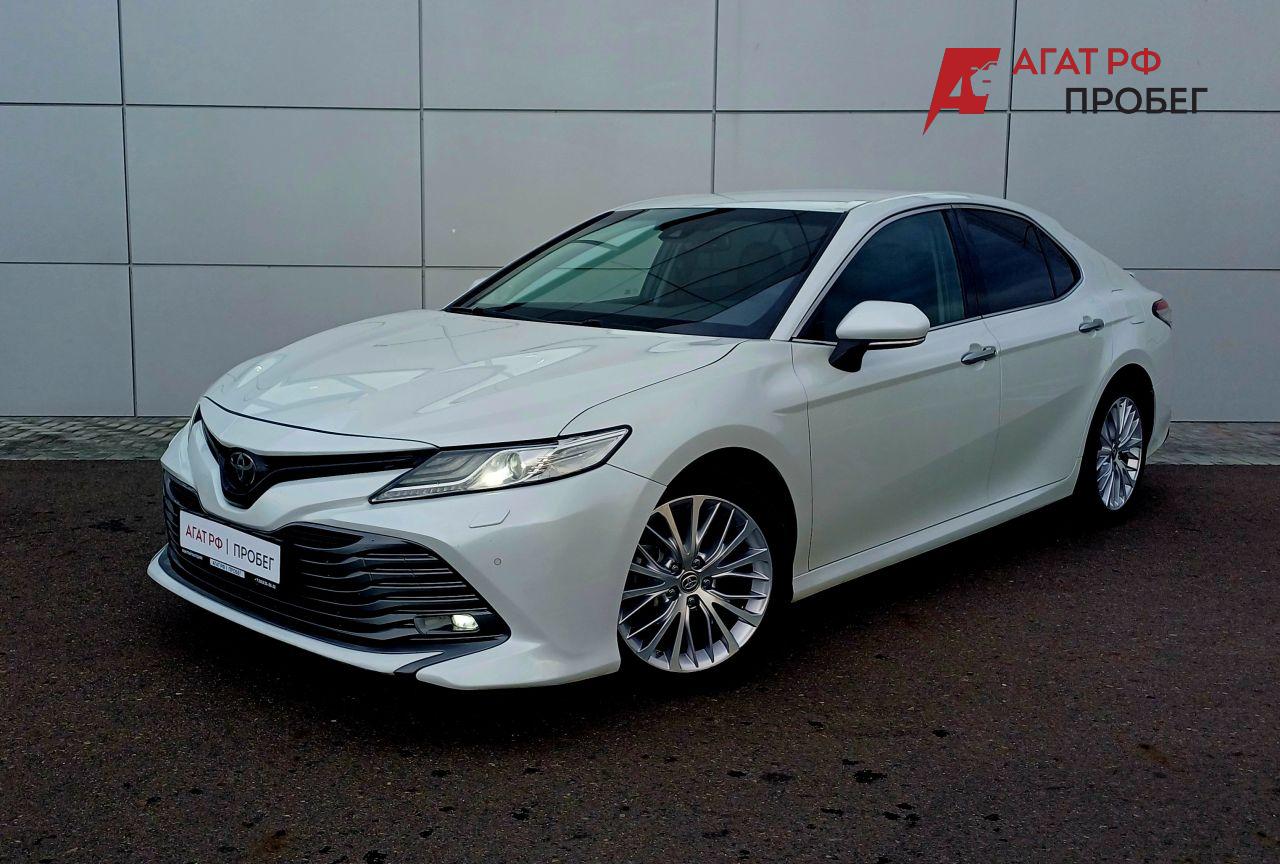 Toyota Camry — фото 1